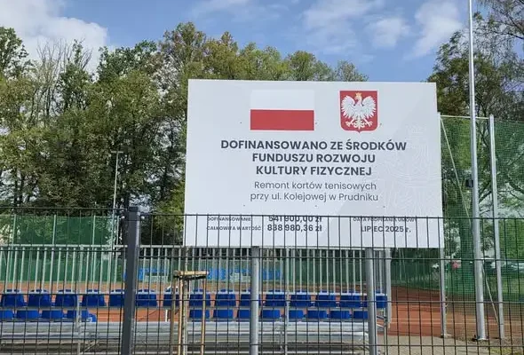 Remont kortów tenisowych w Prudniku na finiszu – nowa nawierzchnia, oświetlenie i trybuny