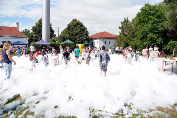 Zakończenie Wakacji w Białej – Piana Party i dmuchańce na stadionie