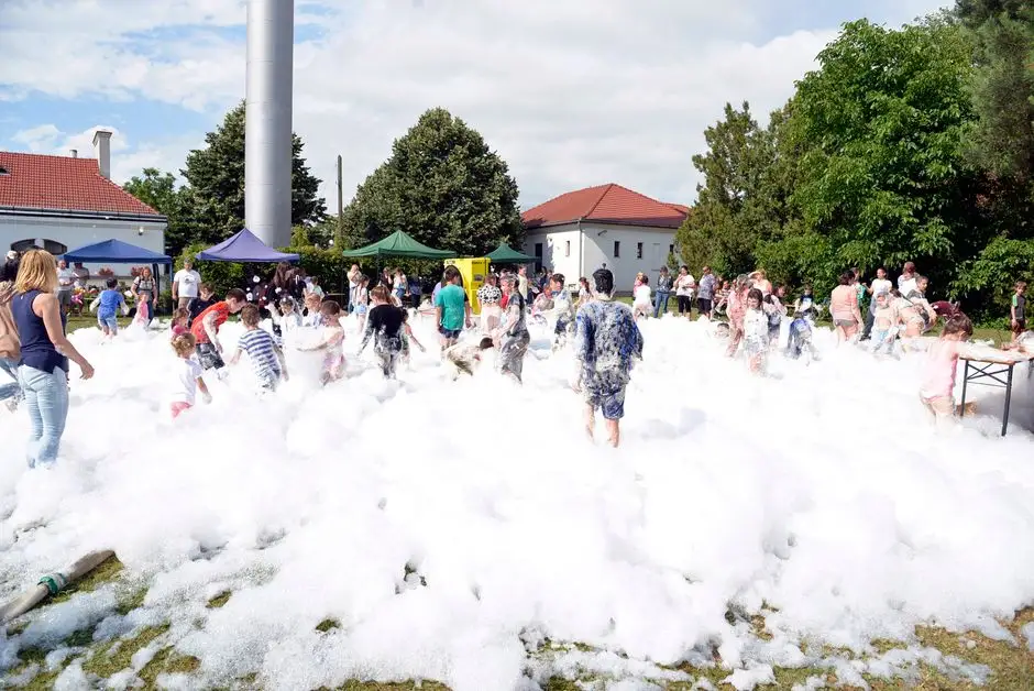 Zakończenie Wakacji w Białej – Piana Party i dmuchańce na stadionie