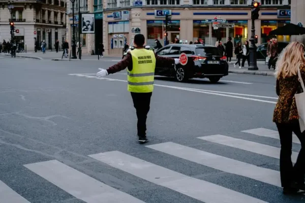 Policja z Prudnika prowadzi akcję „Bezpieczny pieszy” – odblaski dla pieszych i kontrole przejść
