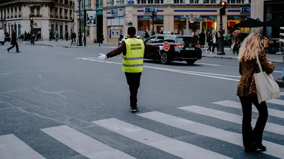 Policja z Prudnika prowadzi akcję „Bezpieczny pieszy” – odblaski dla pieszych i kontrole przejść