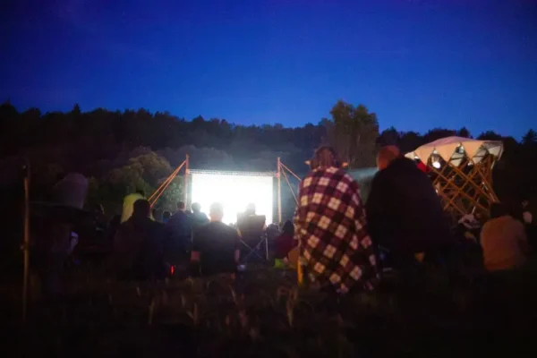 Kino pod gwiazdami przeniesione do GCK w Białej – dziś seans i warsztaty z mozaiki