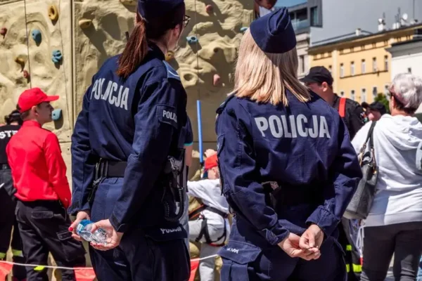 Praca w Policji: stabilne zatrudnienie, dodatki i emerytura po 25 latach służby