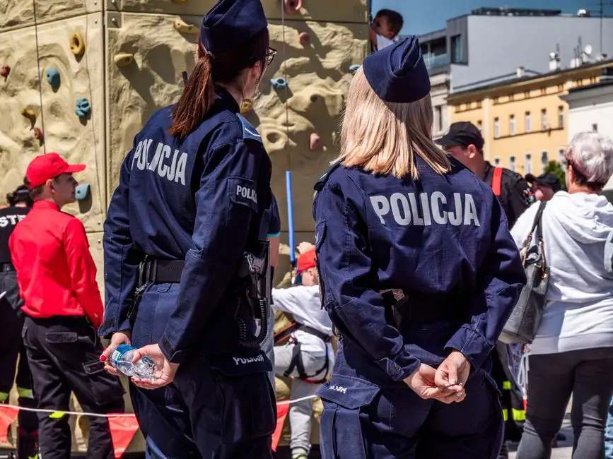 Praca w Policji: stabilne zatrudnienie, dodatki i emerytura po 25 latach służby