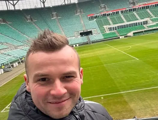 „Siema, jestem Stolar” – Krzysiek Stolarewski rozpoczyna 10. rok w Akademii Piłkarskiej Biała