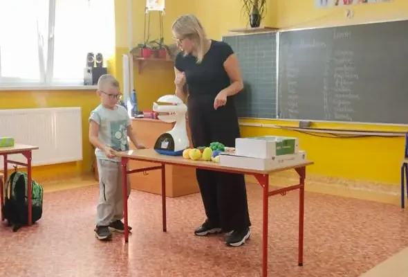 Robot Emys uczył języków w klasach 1b i 5b w Prudniku