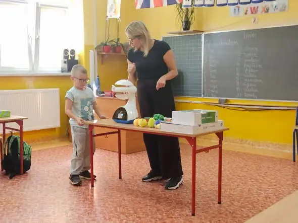 Robot Emys uczył języków w klasach 1b i 5b w Prudniku