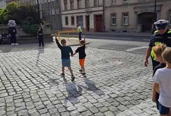 Policja i Straż Miejska uczą pierwszaków bezpiecznej drogi do szkoły