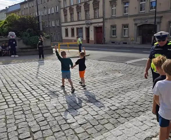 Policja i Straż Miejska uczą pierwszaków bezpiecznej drogi do szkoły