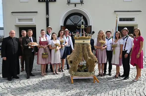 Dożynki w Biedrzychowicach – gminne święto plonów z koronami i podziękowaniami