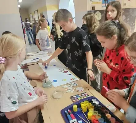 Dzień Kropki w szkole – kreatywna zabawa zorganizowana przez kandydatów do Samorządu Uczniowskiego