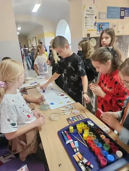 Dzień Kropki w szkole – kreatywna zabawa zorganizowana przez kandydatów do Samorządu Uczniowskiego
