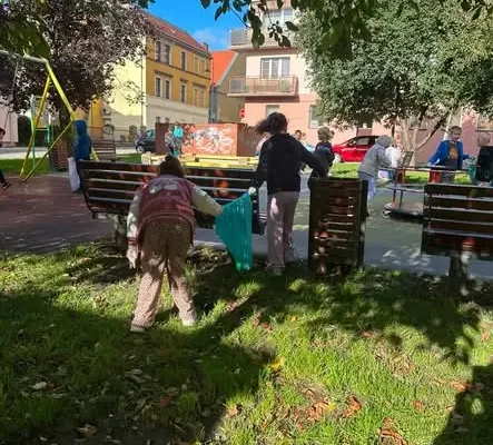 Uczniowie klas 1–3 posprzątali okolicę szkoły w ramach akcji „Sprzątanie Świata”