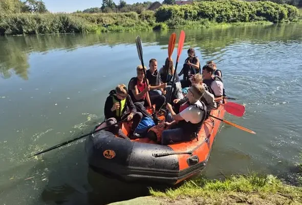 Klasa 8a z Białej na spływie kajakowym Nysą Kłodzką
