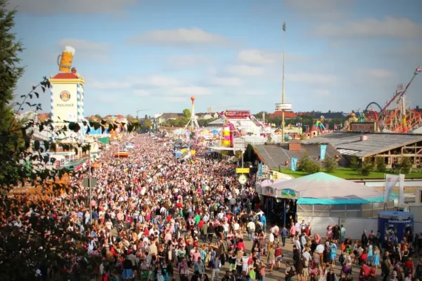 Oktoberfest w Białej – sobotnia noc pełna muzyki i bawarskich klimatów