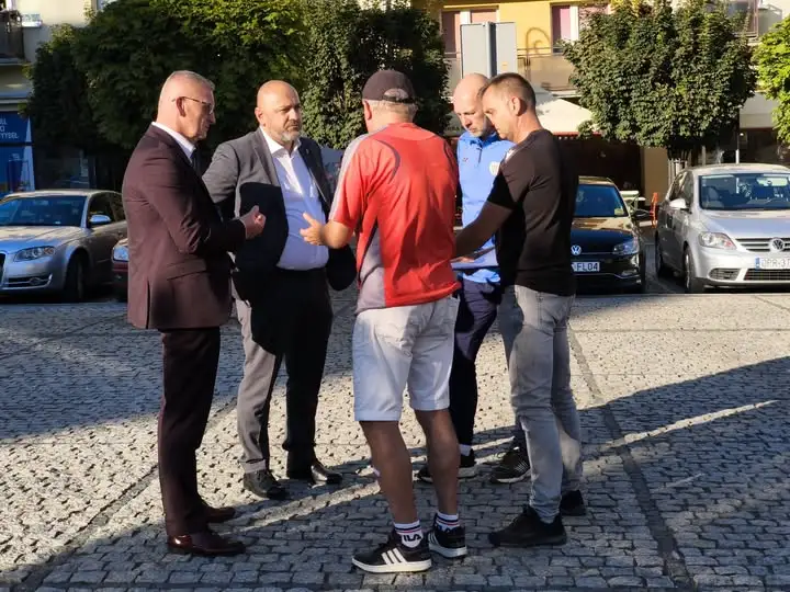 Spotkanie na prudnickim rynku o lokalnym sporcie – frekwencja rozczarowała