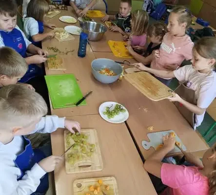 Uczniowie klas 2 z Lubrzy uczą się zdrowego odżywiania w projekcie „Zdrowie, ruch i pierwsza pomoc”