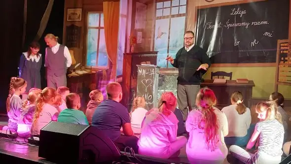 Musical „Brzydkie kaczątko” w Gminnym Ośrodku Kultury w Lubrzy – lekcja pewności siebie dla najmłodszych
