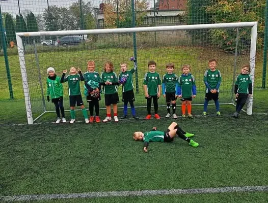 Młodzi piłkarze z rocznika 2018–2019 rozegrali sparing z LZS Racławiczki
