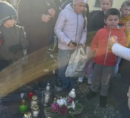 Uczniowie z Gostomi odwiedzili cmentarz i zapalili znicze za zmarłych