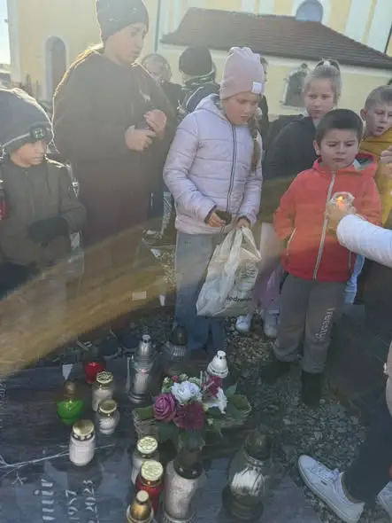 Uczniowie z Gostomi odwiedzili cmentarz i zapalili znicze za zmarłych