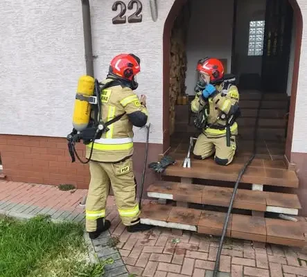 Pożar domu jednorodzinnego w Prudniku – szybka akcja strażaków zapobiegła tragedii