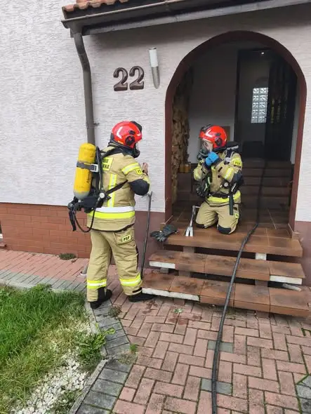 Pożar domu jednorodzinnego w Prudniku – szybka akcja strażaków zapobiegła tragedii