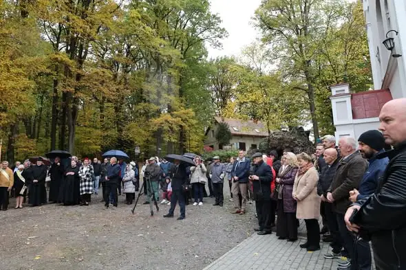 Ławeczka kardynała Wyszyńskiego odsłonięta w Prudniku-Lesie
