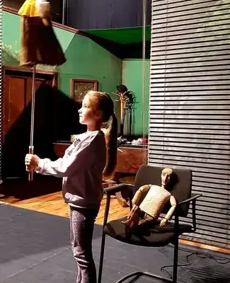 Pierwszaki z Białej w opolskim teatrze – magia lalek i spotkanie z aktorką