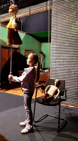 Pierwszaki z Białej w opolskim teatrze – magia lalek i spotkanie z aktorką