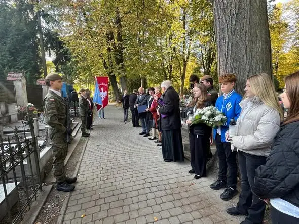 Uczniowie z PSP nr 3 oddali hołd Walerii Nabzdyk – patronce pamięci