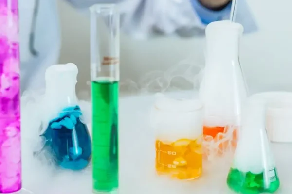 Szalony naukowiec w Lubrzy – uczniowie klas I–III odkrywali tajemnice chemii i fizyki