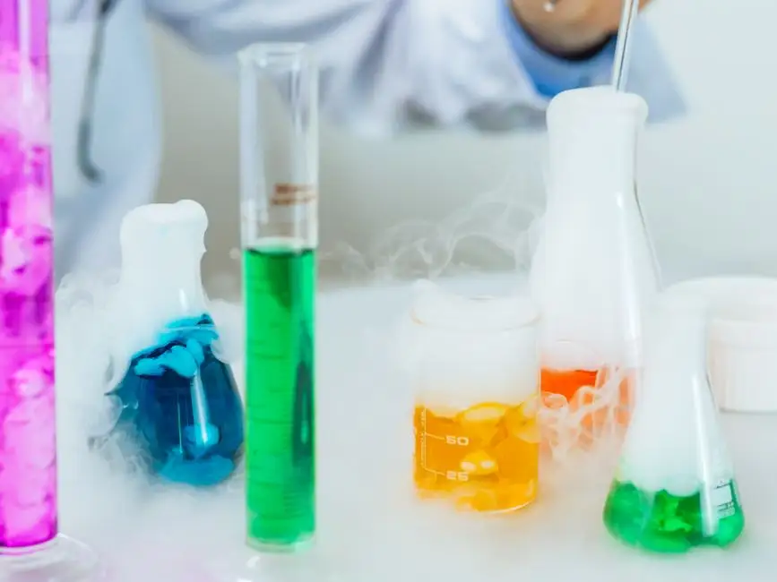 Szalony naukowiec w Lubrzy – uczniowie klas I–III odkrywali tajemnice chemii i fizyki